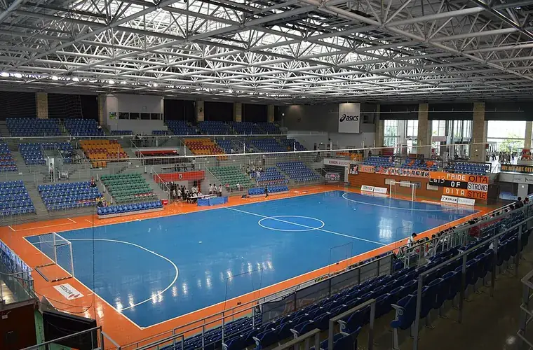Futsalplan inomhus med blå golv