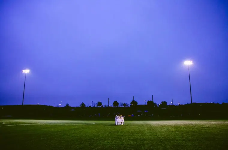 Kvällsmatch på en lokal fotbollsplan