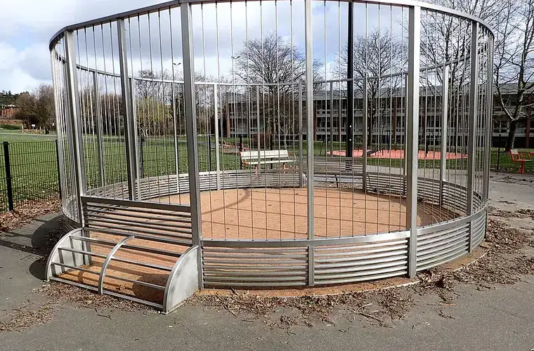 Pannabur för gatufotboll i en park